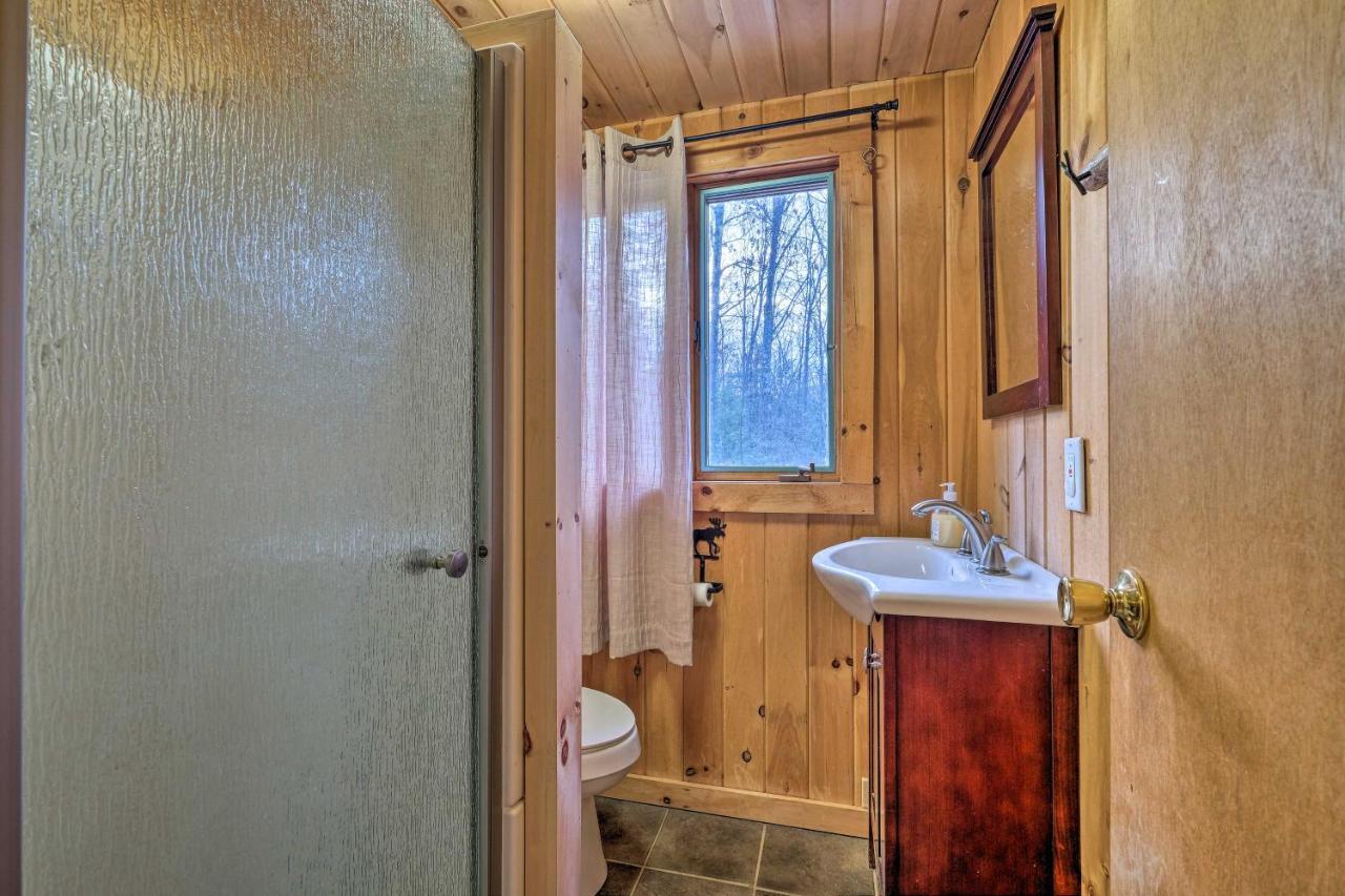 Secluded Johnsburg Retreat With Hot Tub And Fire Pit Exterior foto